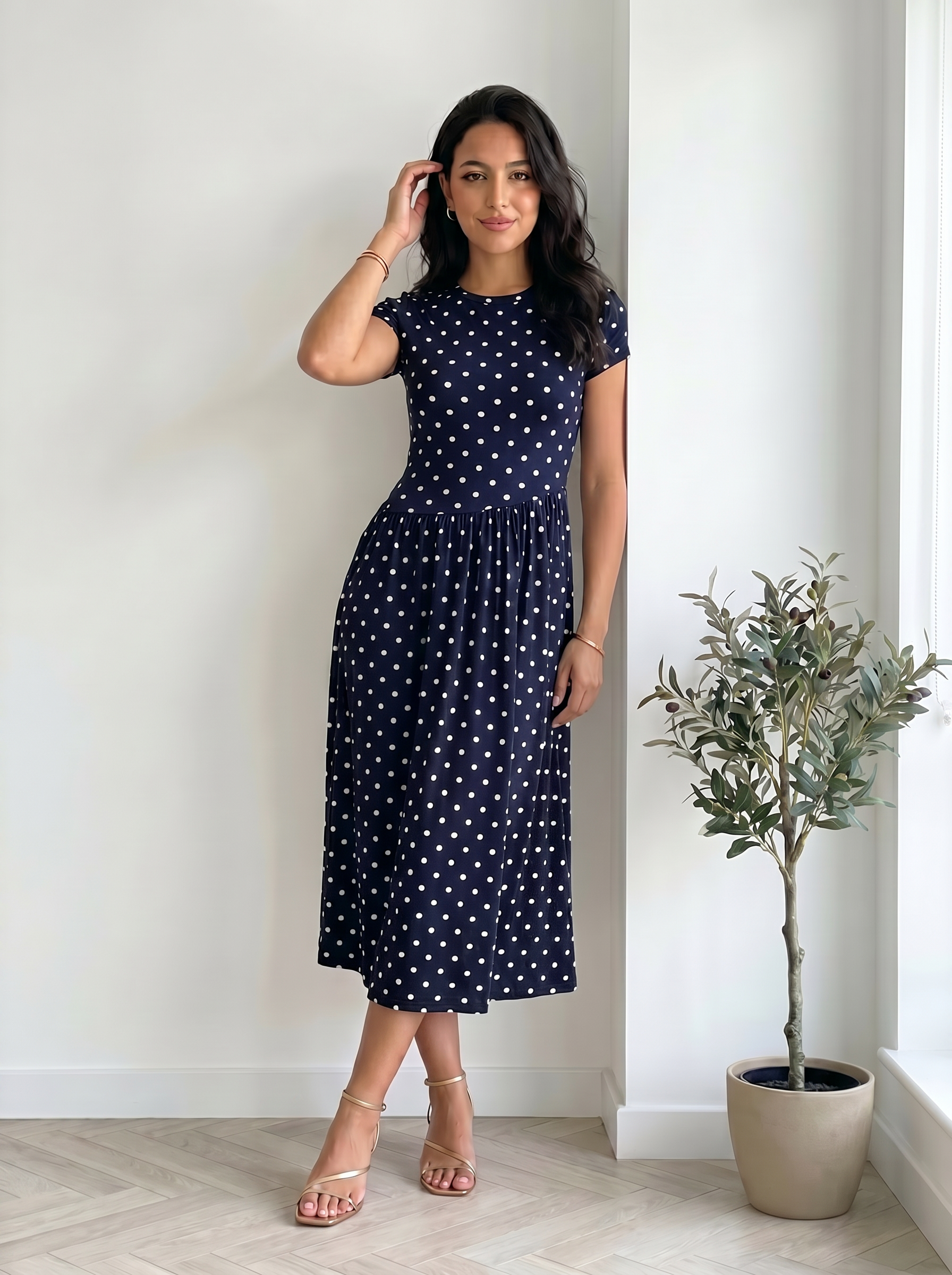 Robe à pois bleu marine - plein pied