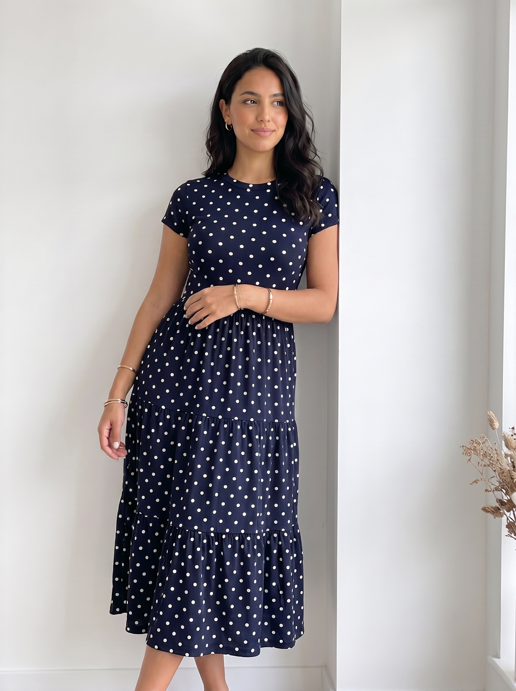 Robe à pois bleu marine - trois quarts